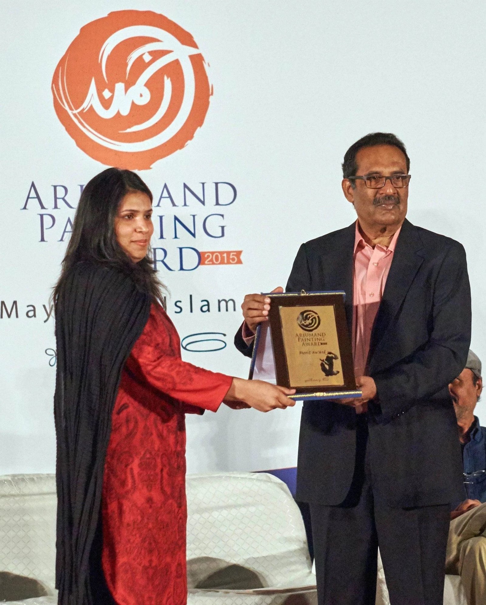 Amna Manzoor receiving the Merit Award plaque at the Arjumand Painting Award 2015