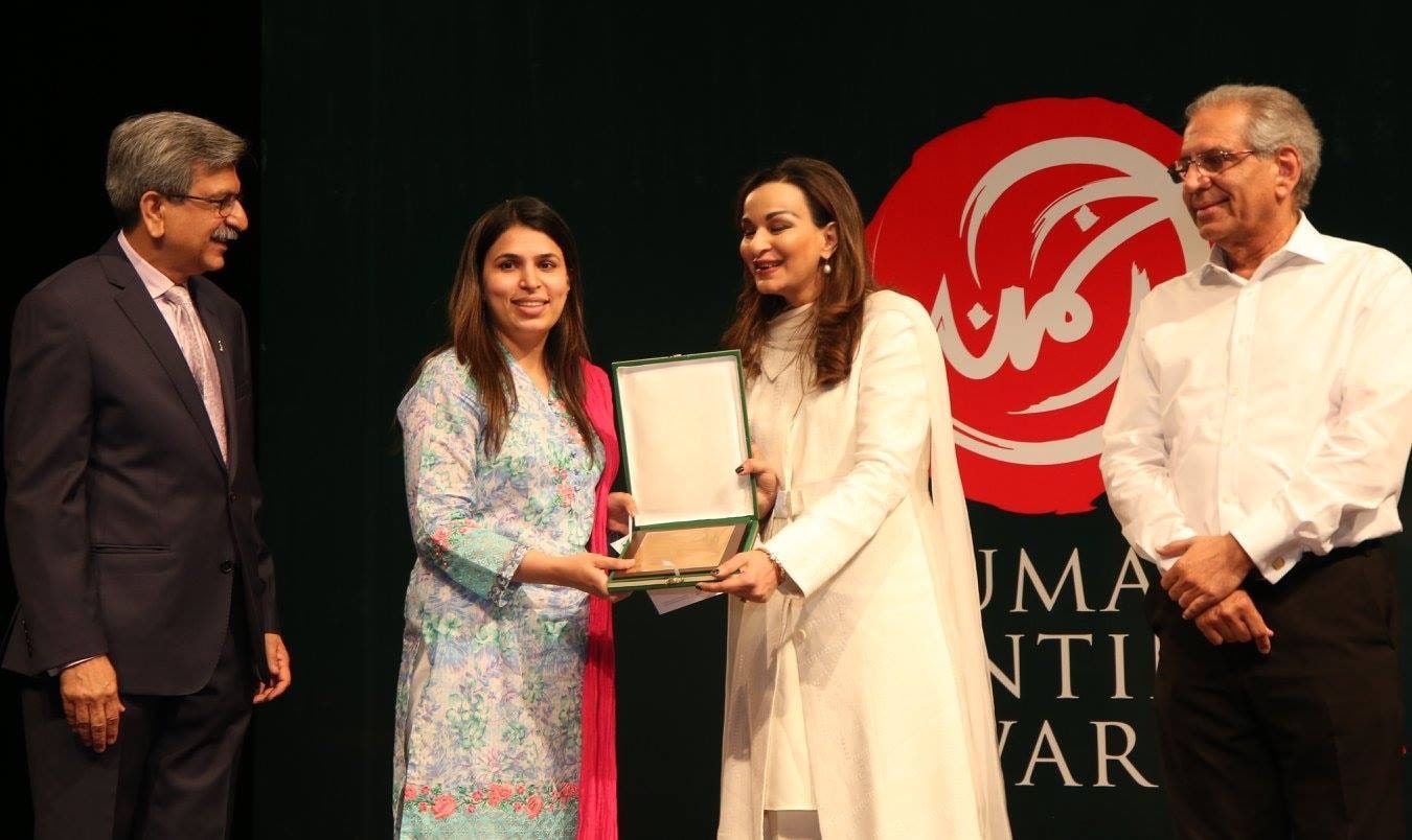 Amna Manzoor receiving the Arjumand Painting Award on stage